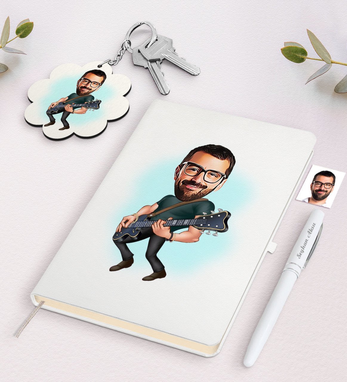 Kişiye Özel Erkek Gitarist Karikatürlü Beyaz Defter Kalem ve Anahtarlık Hediye Seti