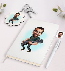 Kişiye Özel Erkek Gitarist Karikatürlü Beyaz Defter Kalem ve Anahtarlık Hediye Seti