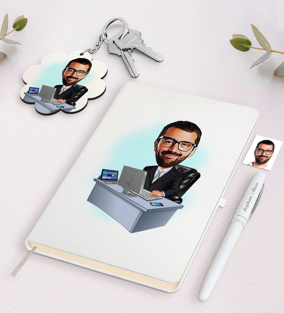 Kişiye Özel Erkek Genel Müdür Karikatürlü Beyaz Defter Kalem ve Anahtarlık Hediye Seti