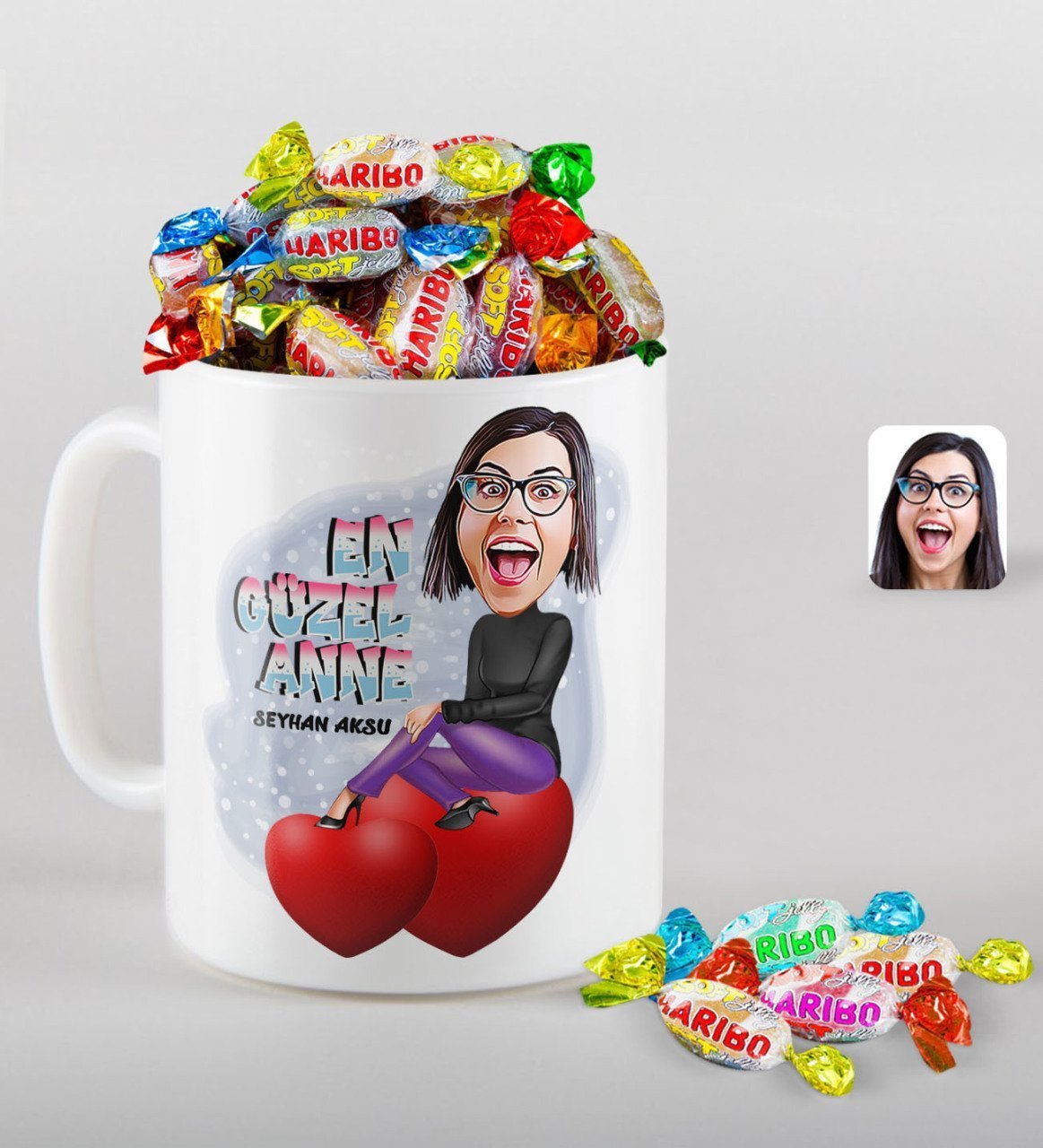 Kişiye Özel Anneler Günü Temalı En Güzel Anne Karikatürlü Beyaz Kupa ve Haribo Şeker Hediye Seti-1