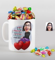 Kişiye Özel Anneler Günü Temalı En Güzel Anne Karikatürlü Beyaz Kupa ve Haribo Şeker Hediye Seti-1
