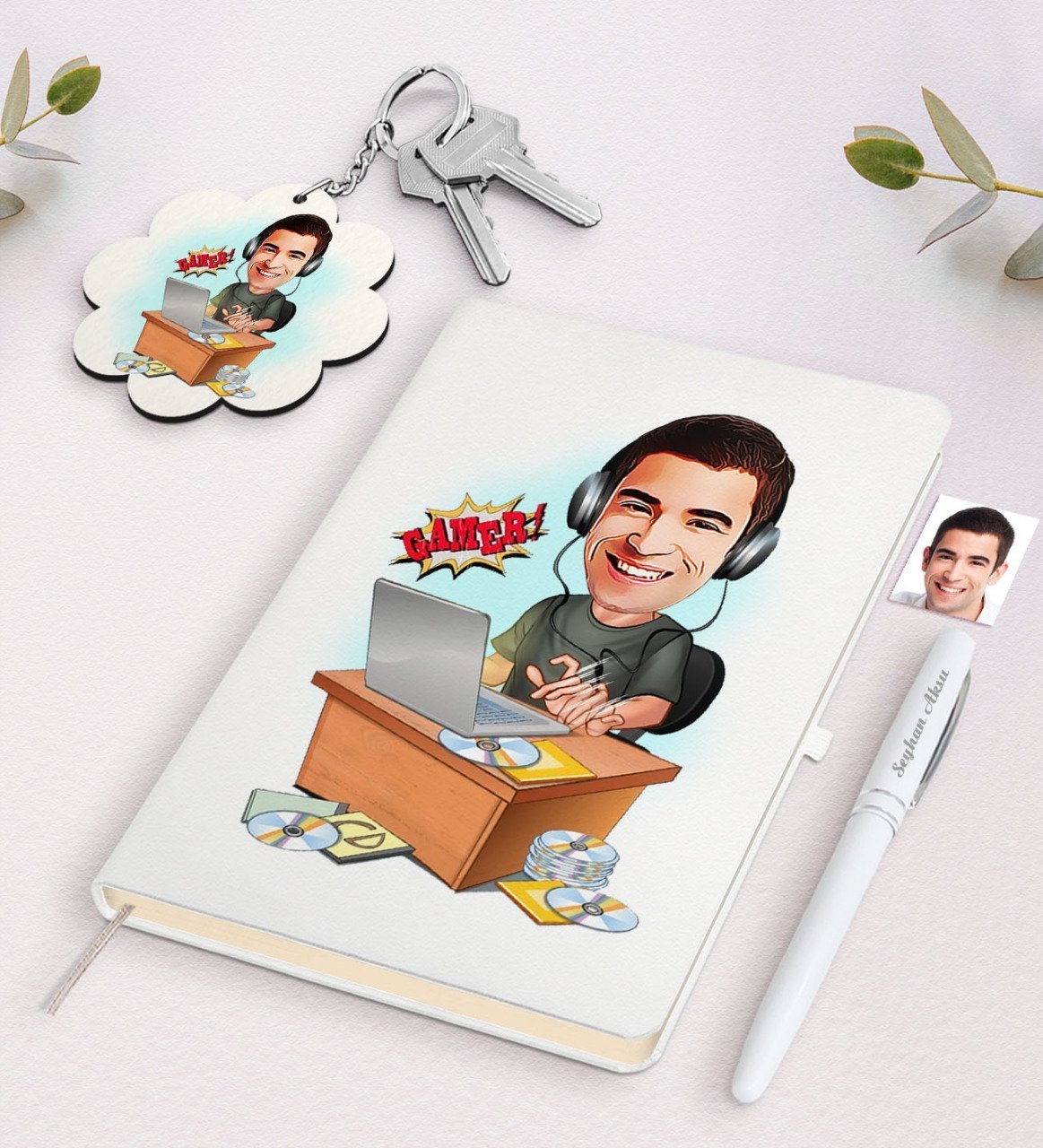 Kişiye Özel Erkek Gamer Karikatürlü Beyaz Defter Kalem ve Anahtarlık Hediye Seti