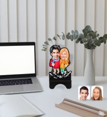 Kişiye Özel Sevgililer Karikatürlü Ahşap Biblo Telefon Standı-107