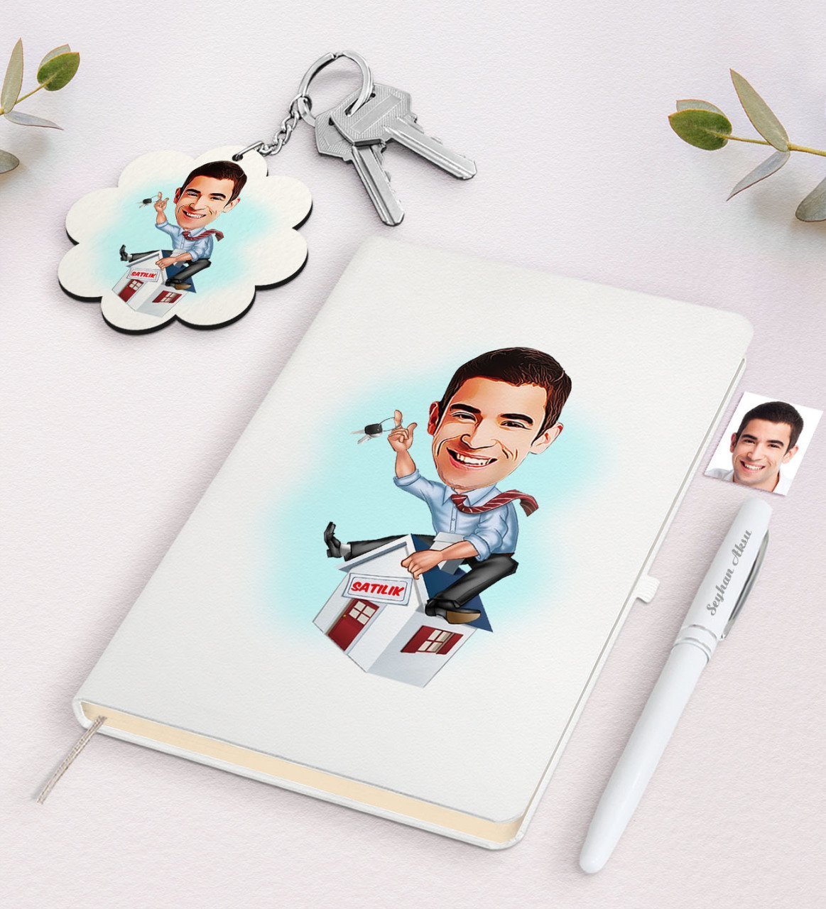 Kişiye Özel Erkek Emlakçı Karikatürlü Beyaz Defter Kalem ve Anahtarlık Hediye Seti-1