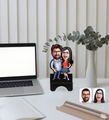 Kişiye Özel Sevgililer Karikatürlü Ahşap Biblo Telefon Standı-105