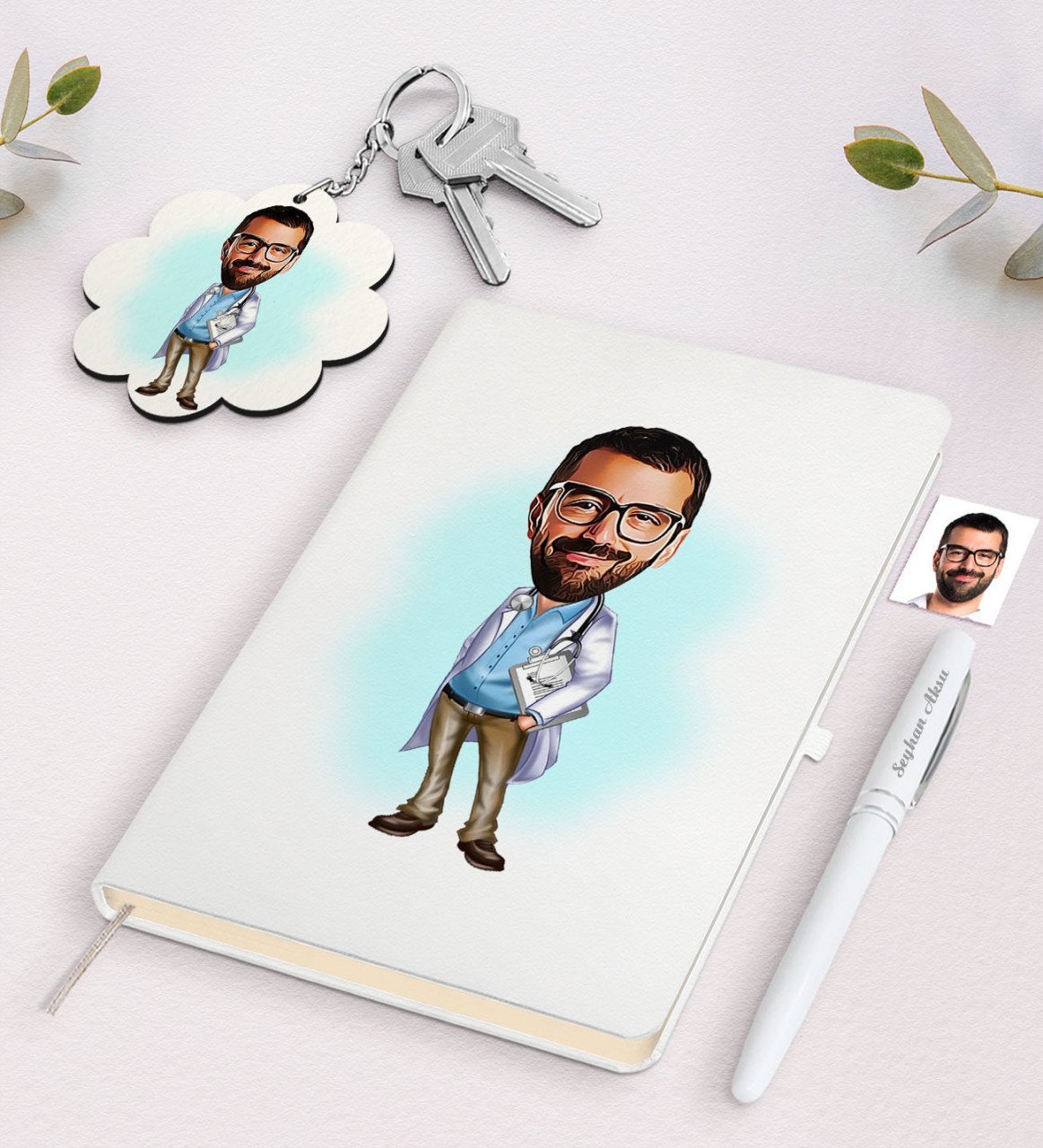 Kişiye Özel Erkek Doktor Karikatürlü Beyaz Defter Kalem ve Anahtarlık Hediye Seti-8