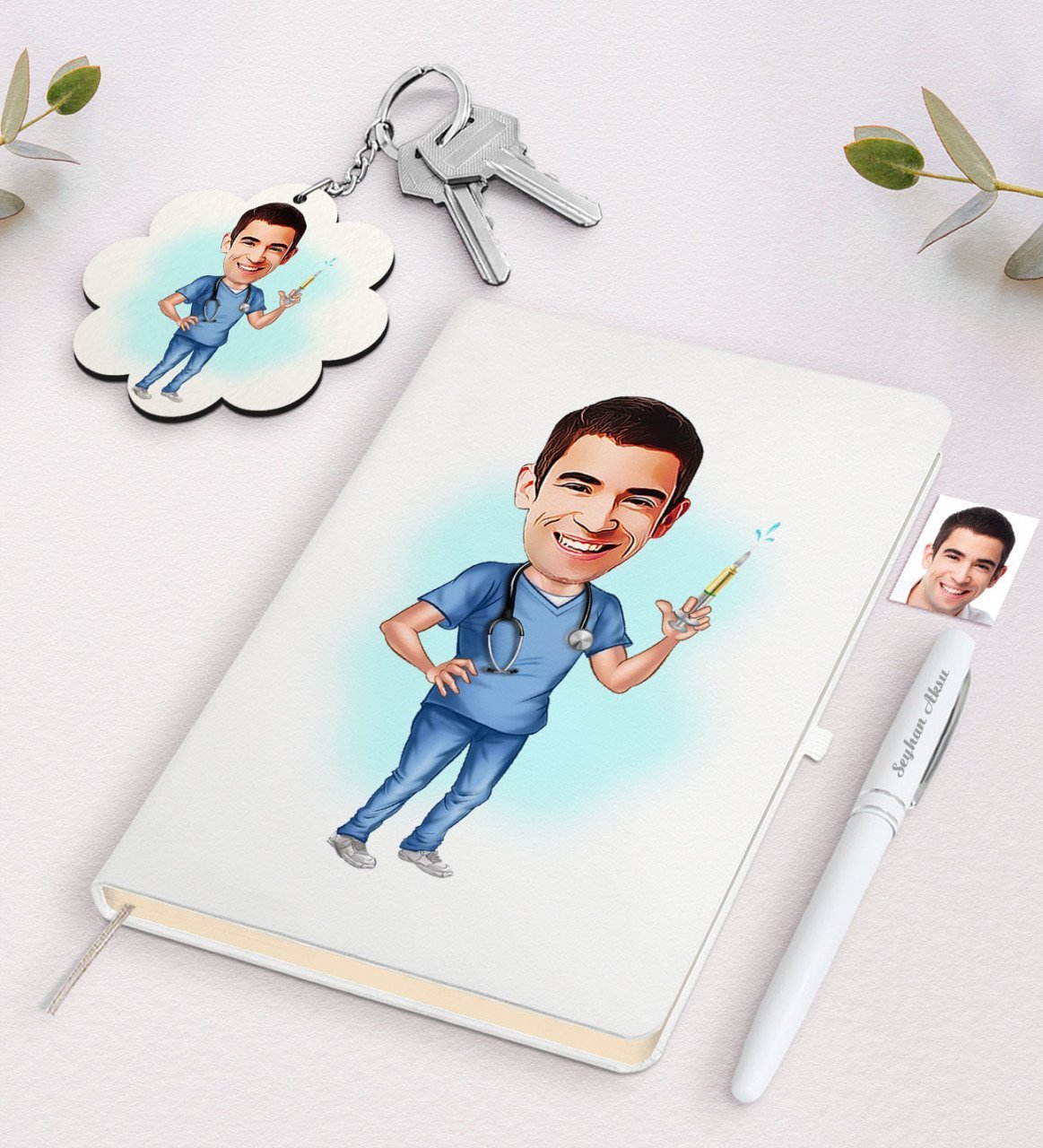 Kişiye Özel Erkek Doktor Karikatürlü Beyaz Defter Kalem ve Anahtarlık Hediye Seti-3
