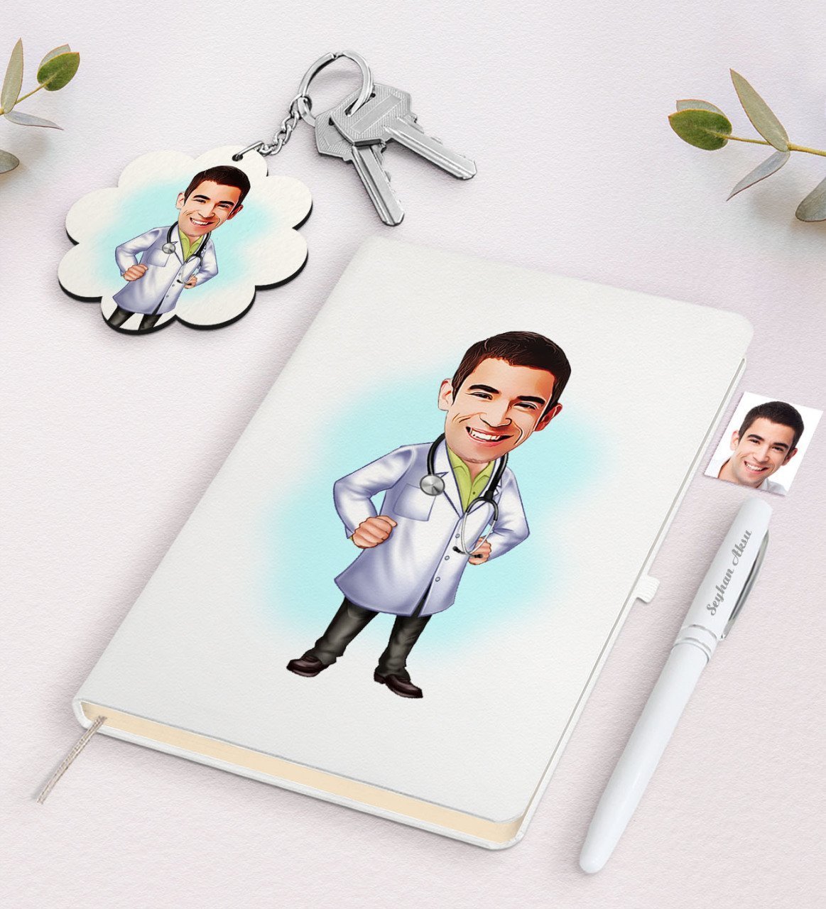 Kişiye Özel Erkek Doktor Karikatürlü Beyaz Defter Kalem ve Anahtarlık Hediye Seti-1