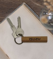 Kişiye Özel Plakalı Isuzu Logolu Ahşap Dikdörtgen Bar Anahtarlık Model 1