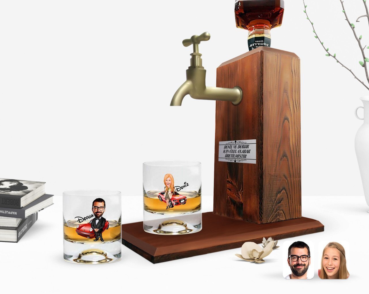 Kişiye Özel Renkli Baskılı Erkek ve Kadın Patron Karikatürlü İkili Viski Bardağı ve Ahşap Viski Standı Hediye Seti