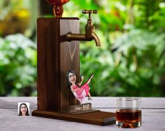 BK Gift Kişiye Özel Patron Anne Karikatürlü Musluklu Ahşap Viski Standı-1, Viski Çeşmesi, Doğum Günü Hediyesi, İçecek Dispenseri
