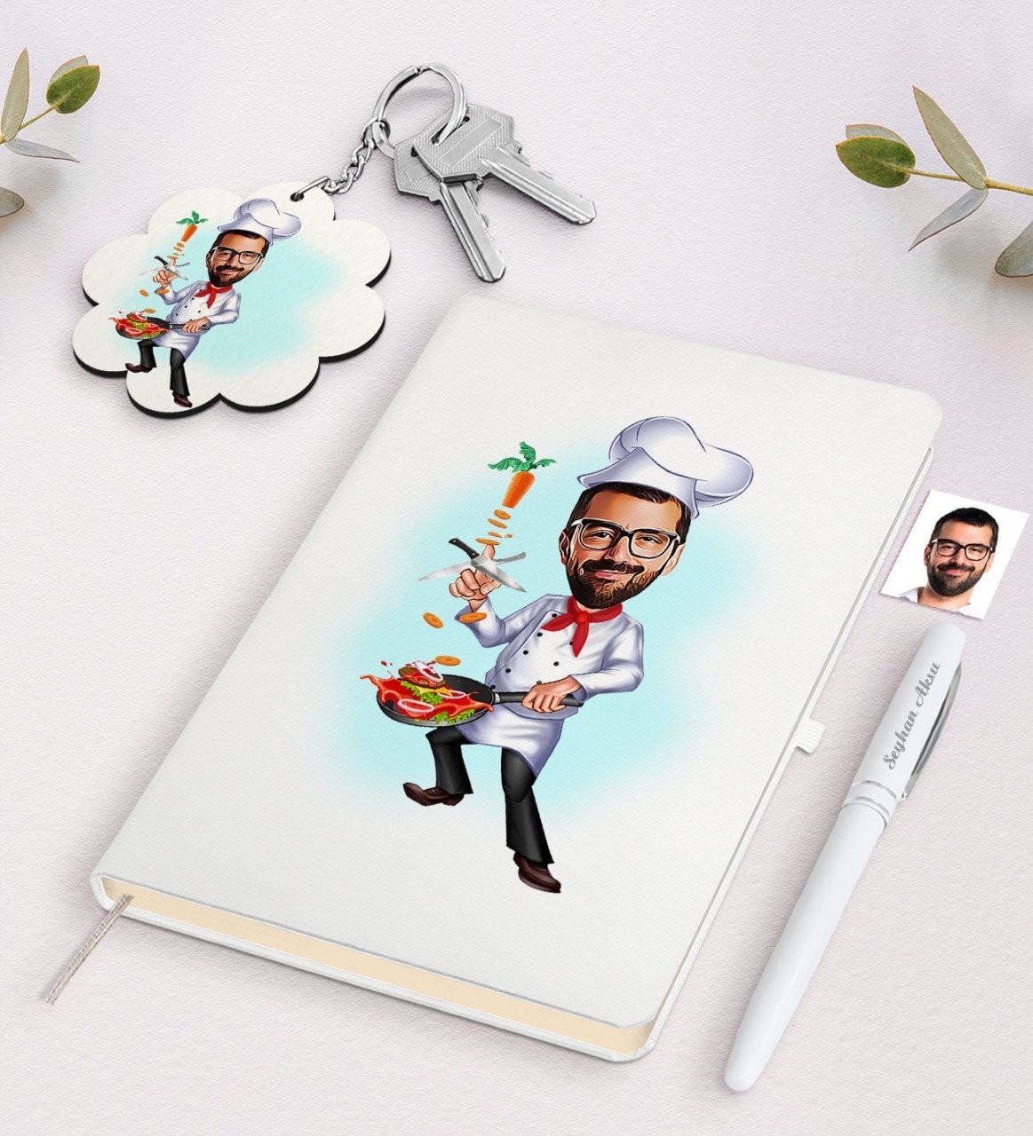 Kişiye Özel Erkek Chef Karikatürlü Beyaz Defter Kalem ve Anahtarlık Hediye Seti