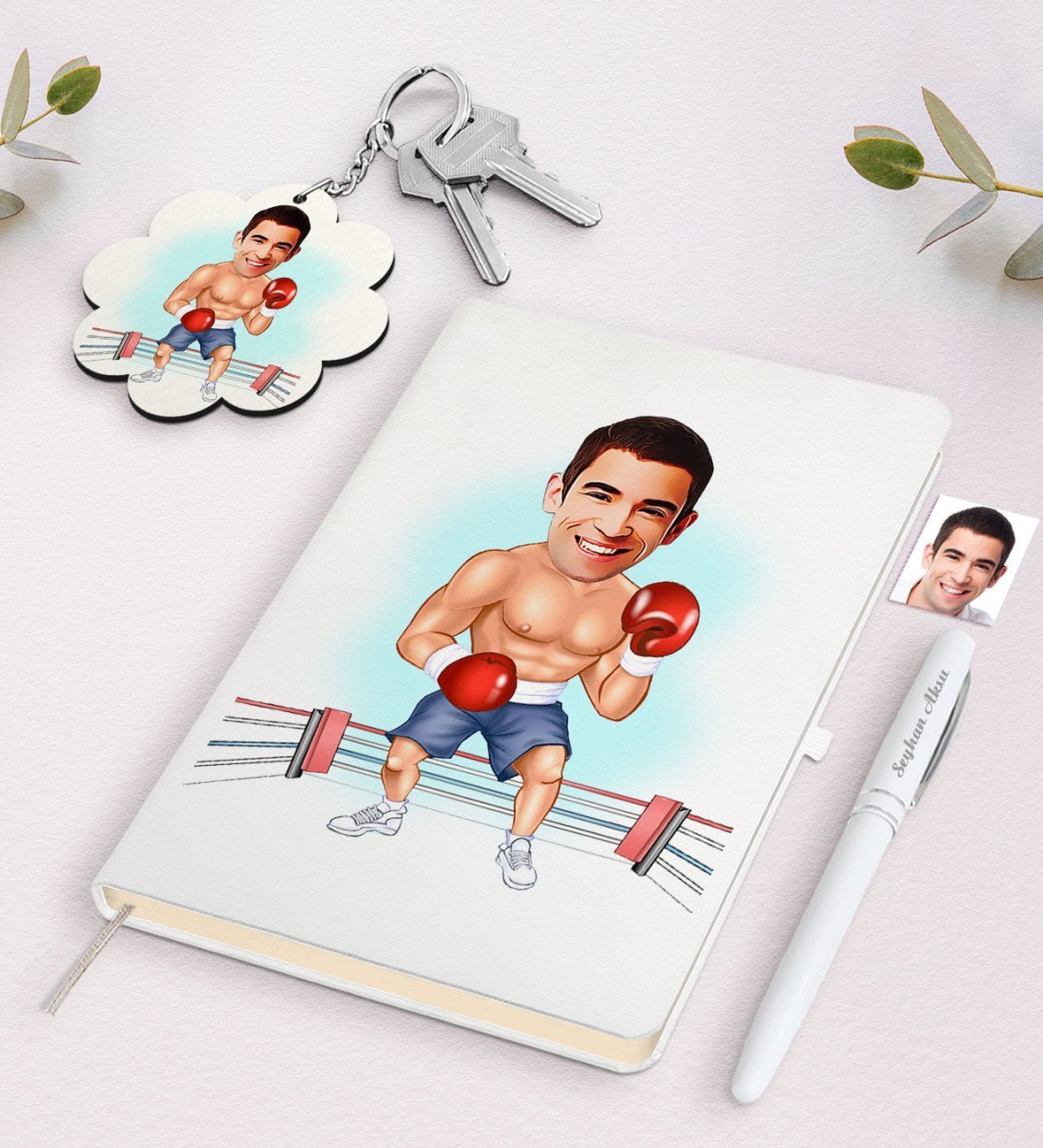 Kişiye Özel Erkek Boksör Karikatürlü Beyaz Defter Kalem ve Anahtarlık Hediye Seti