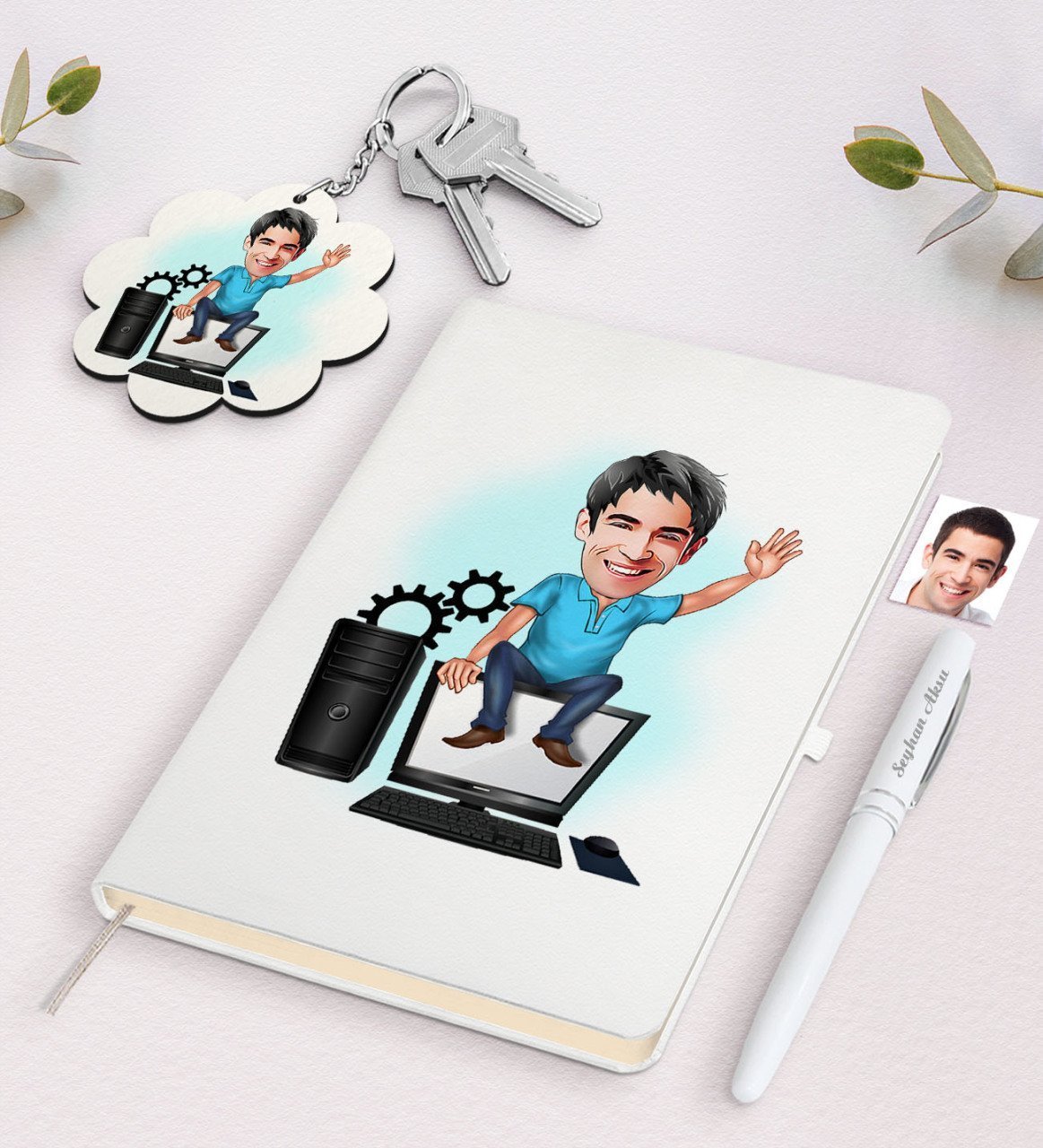 Kişiye Özel Erkek Bilgisayar Mühendisi Karikatürlü Beyaz Defter Kalem ve Anahtarlık Hediye Seti