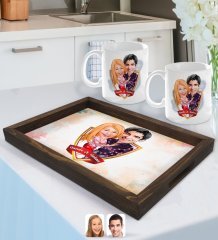 Kişiye Özel İsimli Sevgililer Karikatürlü Doğal Ahşap Tepsi ve 2’li Kupa Bardak Seti-2