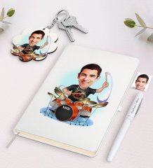Kişiye Özel Erkek Baterist Karikatürlü Beyaz Defter Kalem ve Anahtarlık Hediye Seti