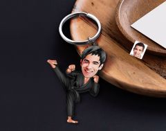 BK Gift Kişiye Özel Karateci Karikatürlü Ahşap Anahtarlık-1 Sevgiliye Hediye, Arkadaşa Hediye, Doğum Günü Hediyesi