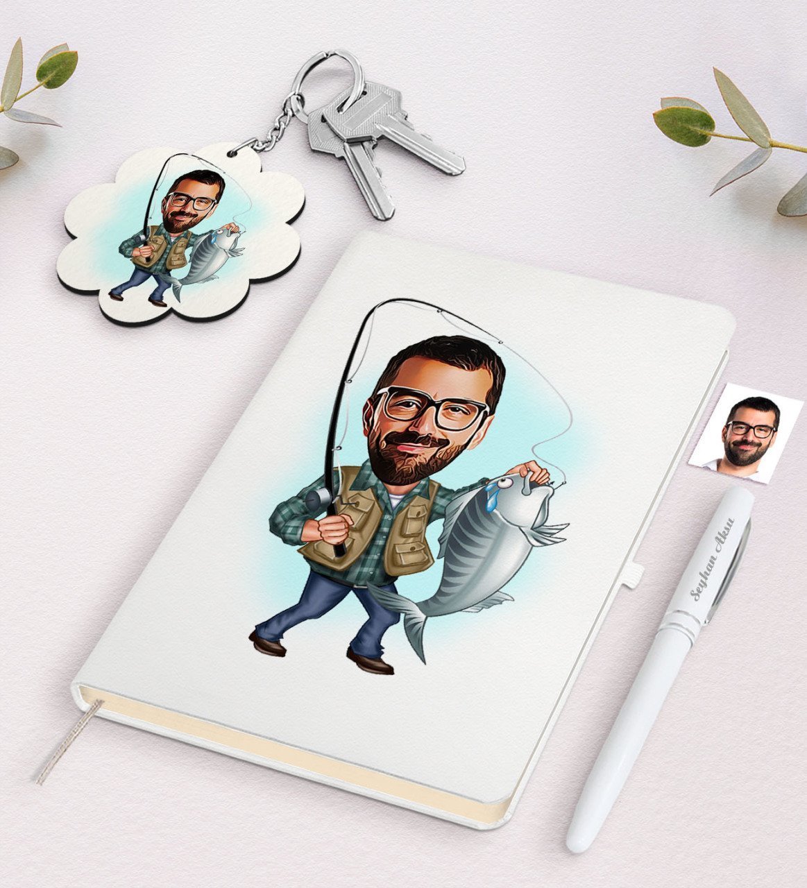 Kişiye Özel Erkek Balıkçı Karikatürlü Beyaz Defter Kalem ve Anahtarlık Hediye Seti
