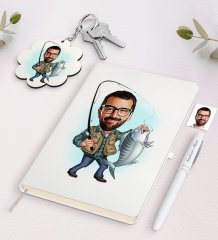 Kişiye Özel Erkek Balıkçı Karikatürlü Beyaz Defter Kalem ve Anahtarlık Hediye Seti