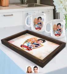 Kişiye Özel İsimli Evleniyoruz Karikatürlü Doğal Ahşap Tepsi ve 2’li Kupa Bardak Seti-4