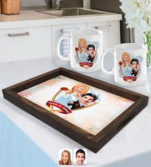 Kişiye Özel İsimli Evleniyoruz Karikatürlü Doğal Ahşap Tepsi ve 2’li Kupa Bardak Seti-2