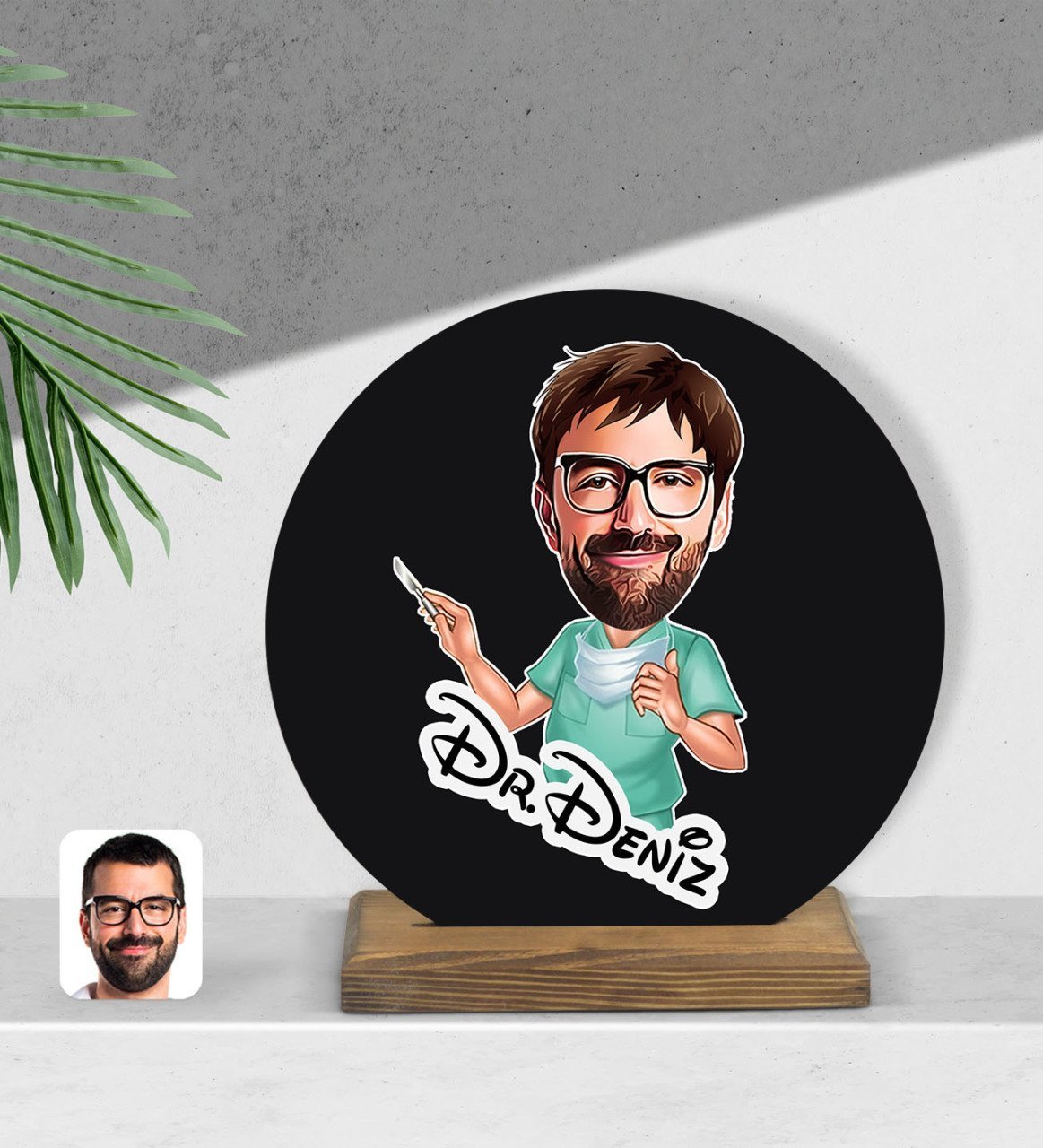 Kişiye Özel Erkek Cerrah Karikatürlü Yuvarlak Ahşap Biblo-1