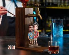 BK Gift Kişiye Özel Tatilci Kankalar Karikatürlü Musluklu Ahşap Viski Standı-1, Viski Çeşmesi, Doğum Günü Hediyesi, İçecek Dispenseri