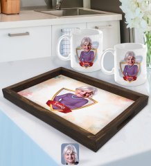 Kişiye Özel İsimli Büyükanne Karikatürlü Doğal Ahşap Tepsi ve 2’li Kupa Bardak Seti