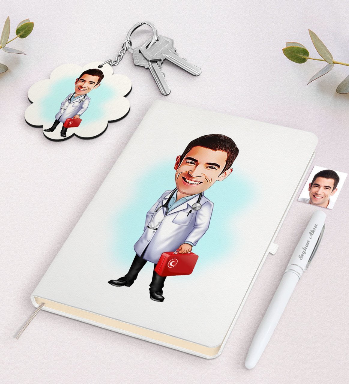 Kişiye Özel Acil Tıp Teknisyeni Karikatürlü Beyaz Defter Kalem ve Anahtarlık Hediye Seti