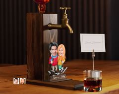 BK Gift Kişiye Özel Sevgililer Karikatürlü Musluklu Ahşap Viski Standı-34, Viski Çeşmesi, Doğum Günü Hediyesi, İçecek Dispenseri