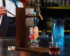 BK Gift Kişiye Özel Sevgililer Karikatürlü Musluklu Ahşap Viski Standı-34, Viski Çeşmesi, Doğum Günü Hediyesi, İçecek Dispenseri