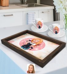 Kişiye Özel Kadın Kuaför Karikatürlü Doğal Ahşap Tepsi ve 2’li Kahve Fincan Seti-3