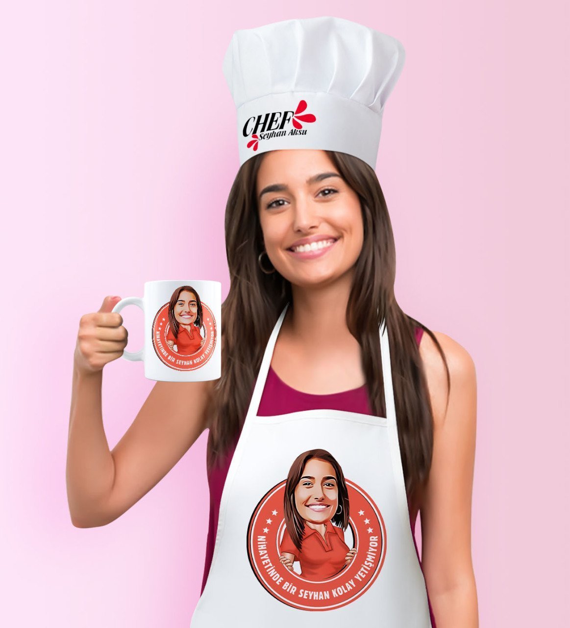 Kişiye Özel Kolay Yetişmiyor Karikatürlü Mutfak Önlüğü Aşçı Şapkası ve Kupa Seti