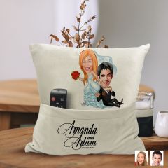 BK Gift Kişiye Özel Evleniyoruz Karikatür Tasarımlı Organizer Kumanda ve Atıştırmalık Cepli Sarı Kırlent Yastık-2 Arkadaşa Hediye, Cepli Yastık