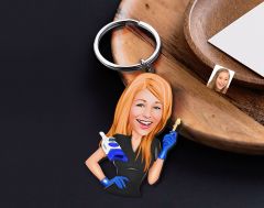 BK Gift Kişiye Özel Güzellik Uzmanı Karikatürlü Ahşap Anahtarlık-2 Sevgiliye Hediye, Arkadaşa Hediye, Doğum Günü Hediyesi