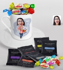 Kişiye Özel Ev Hanımı Anne Karikatürlü Türk Kahvesi Fincanı Selamlique Karışık Türk Kahvesi ve Haribo Şeker Hediye Seti-2