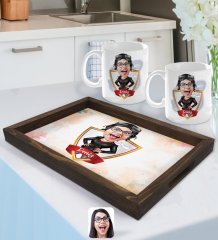 Kişiye Özel İsimli Kadın Pilot Karikatürlü Doğal Ahşap Tepsi ve 2’li Kupa Bardak Seti-1