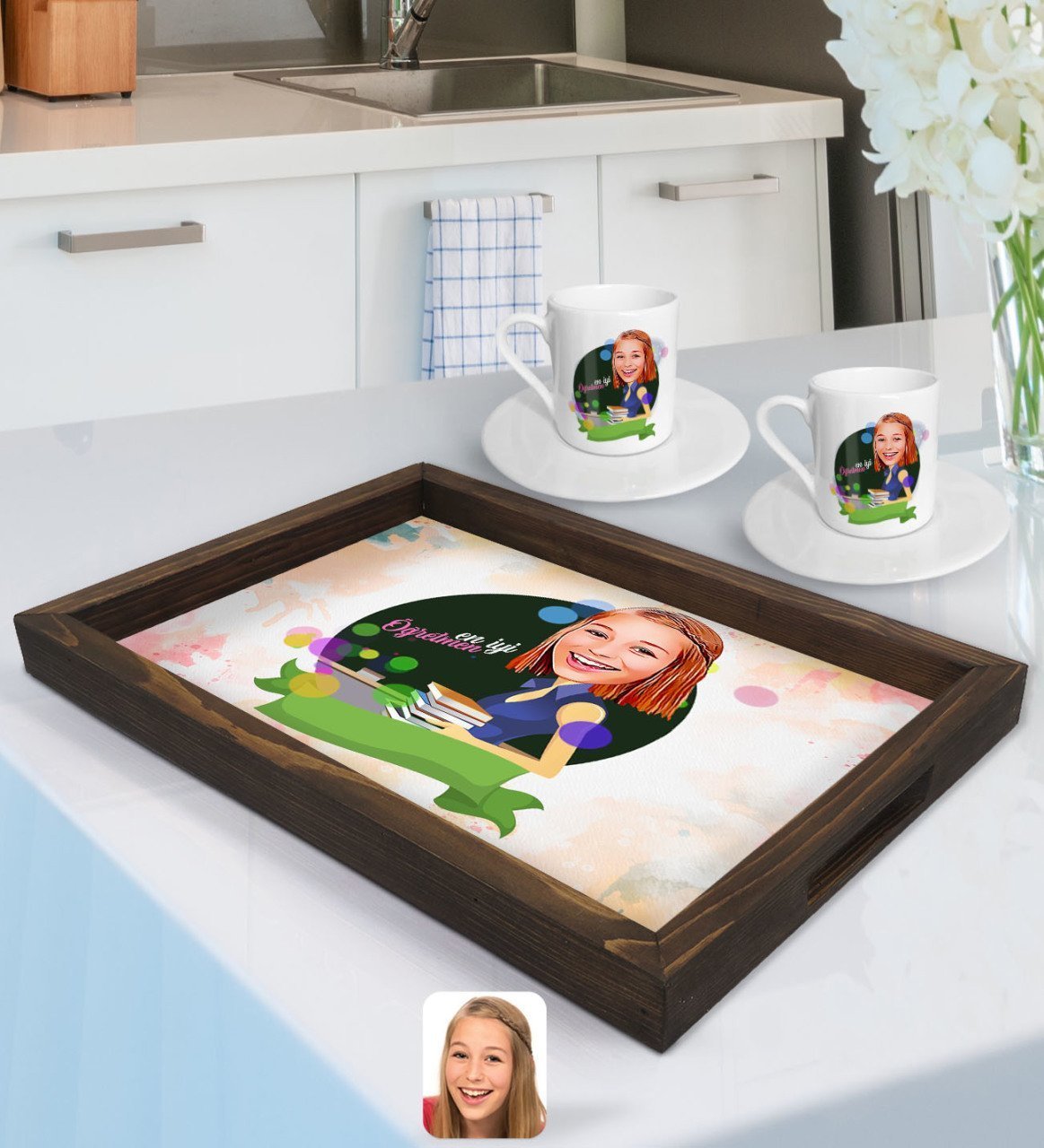 Kişiye Özel Kadın En İyi Öğretmen Karikatürlü Doğal Ahşap Tepsi ve 2’li Kahve Fincan Seti-2