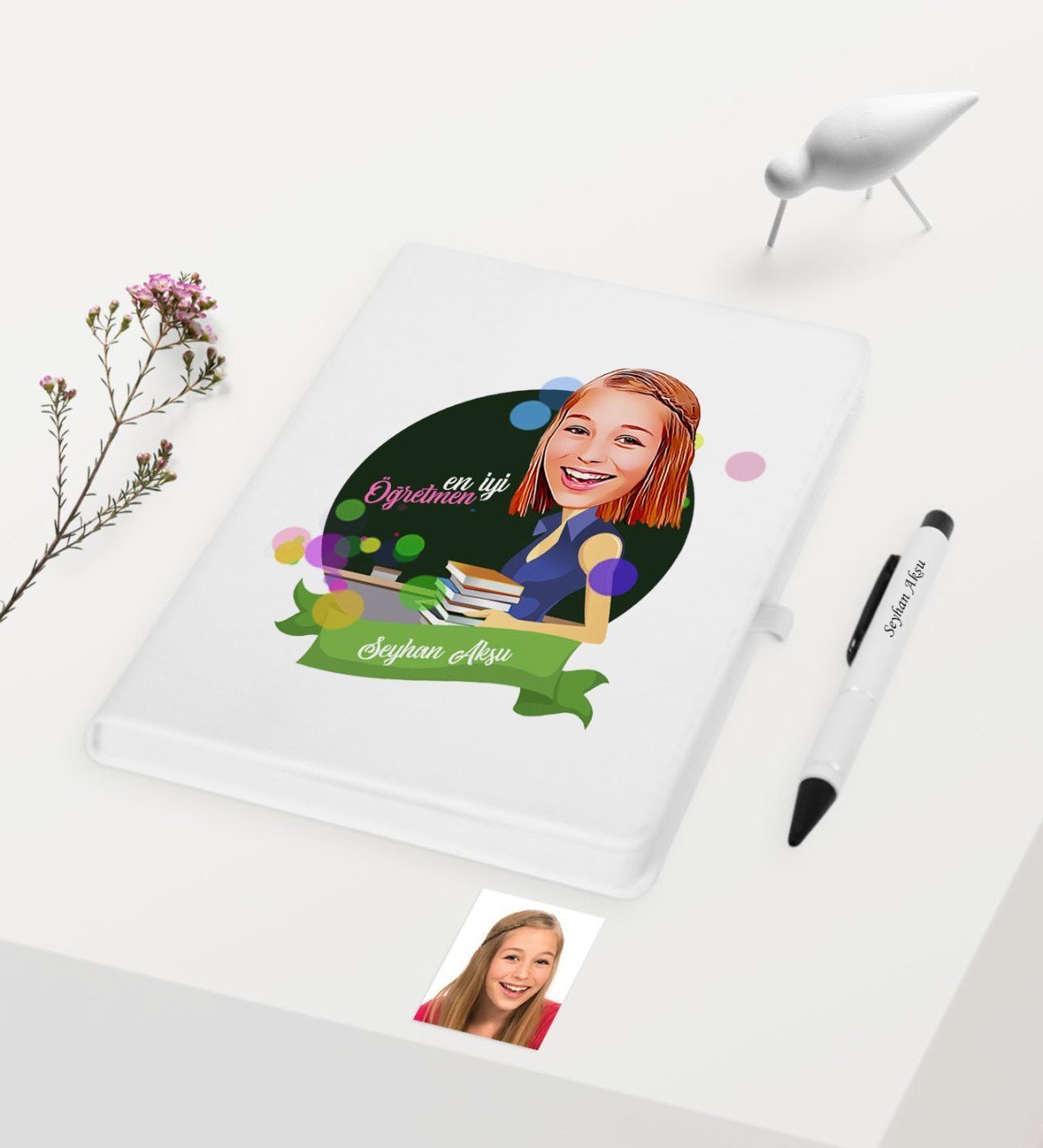 Kişiye Özel Bayan En İyi Öğretmen Temalı Karikatürlü Beyaz Defter Kalem Hediye Seti