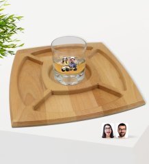 Kişiye Özel Sevgililer Karikatürlü Viski Bardağı ve Doğal Masif Ahşap 4 Bölmeli Sunum Tabağı Çerezlik Hediye Seti-96