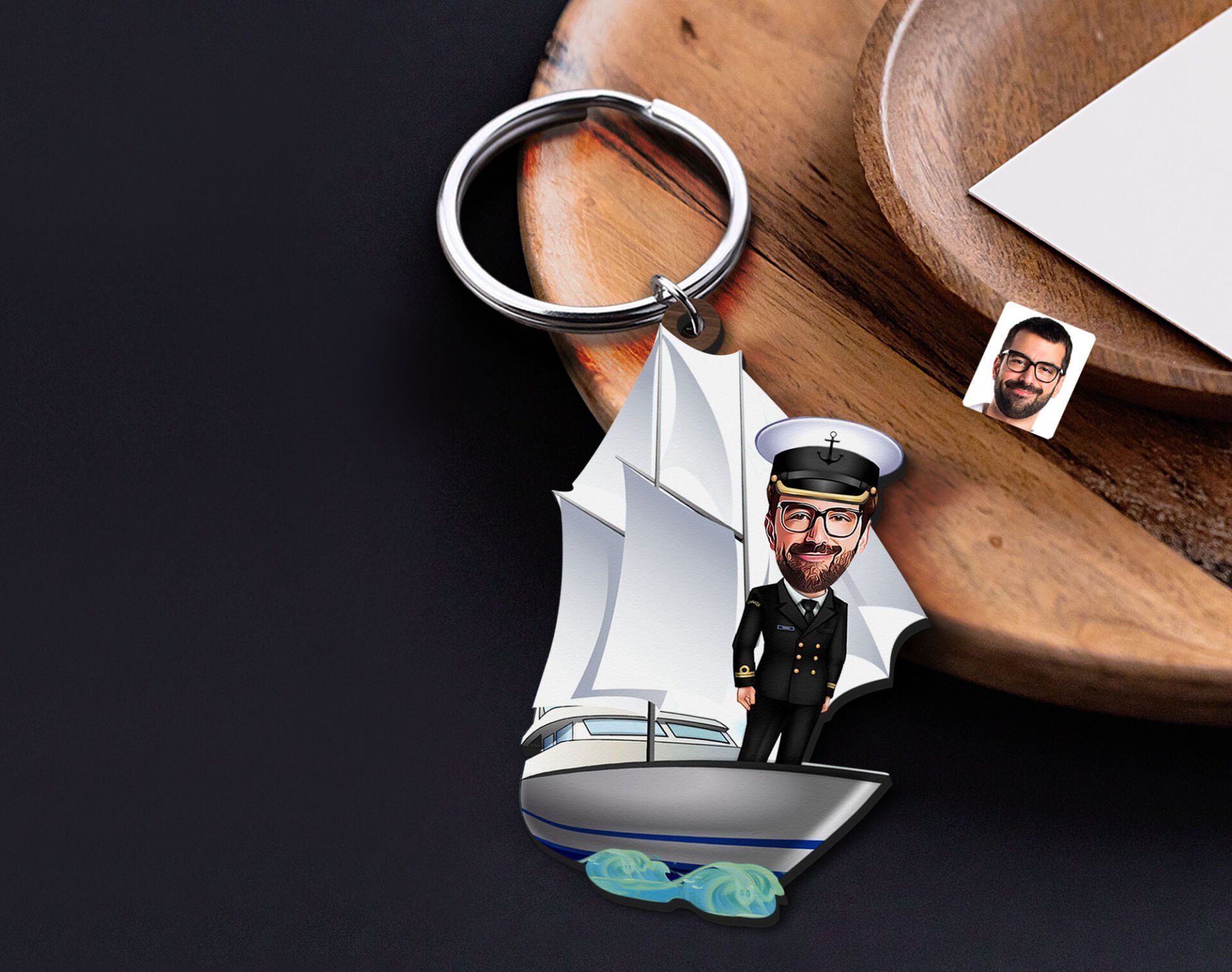 BK Gift Kişiye Özel Gemi Kaptanı Karikatürlü Ahşap Anahtarlık-1 Sevgiliye Hediye, Arkadaşa Hediye, Doğum Günü Hediyesi