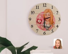 Kişiye Özel Kadın Youtuber Karikatürlü Otantik Ahşap Palet Saat-2