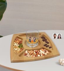 Kişiye Özel Sevgililer Karikatürlü Viski Bardağı ve Doğal Masif Ahşap 4 Bölmeli Sunum Tabağı Çerezlik Hediye Seti-95