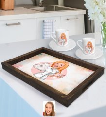 Kişiye Özel Kadın Aşçı Karikatürlü Doğal Ahşap Tepsi ve 2’li Kahve Fincan Seti-3