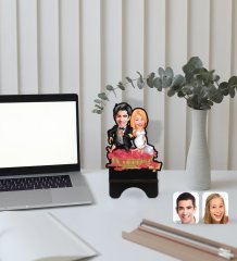 Kişiye Özel Evleniyoruz Karikatürlü Ahşap Biblo Telefon Standı-10