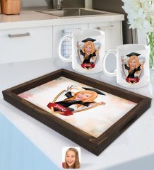 Kişiye Özel İsimli Kadın Mezun Karikatürlü Doğal Ahşap Tepsi ve 2’li Kupa Bardak Seti-1