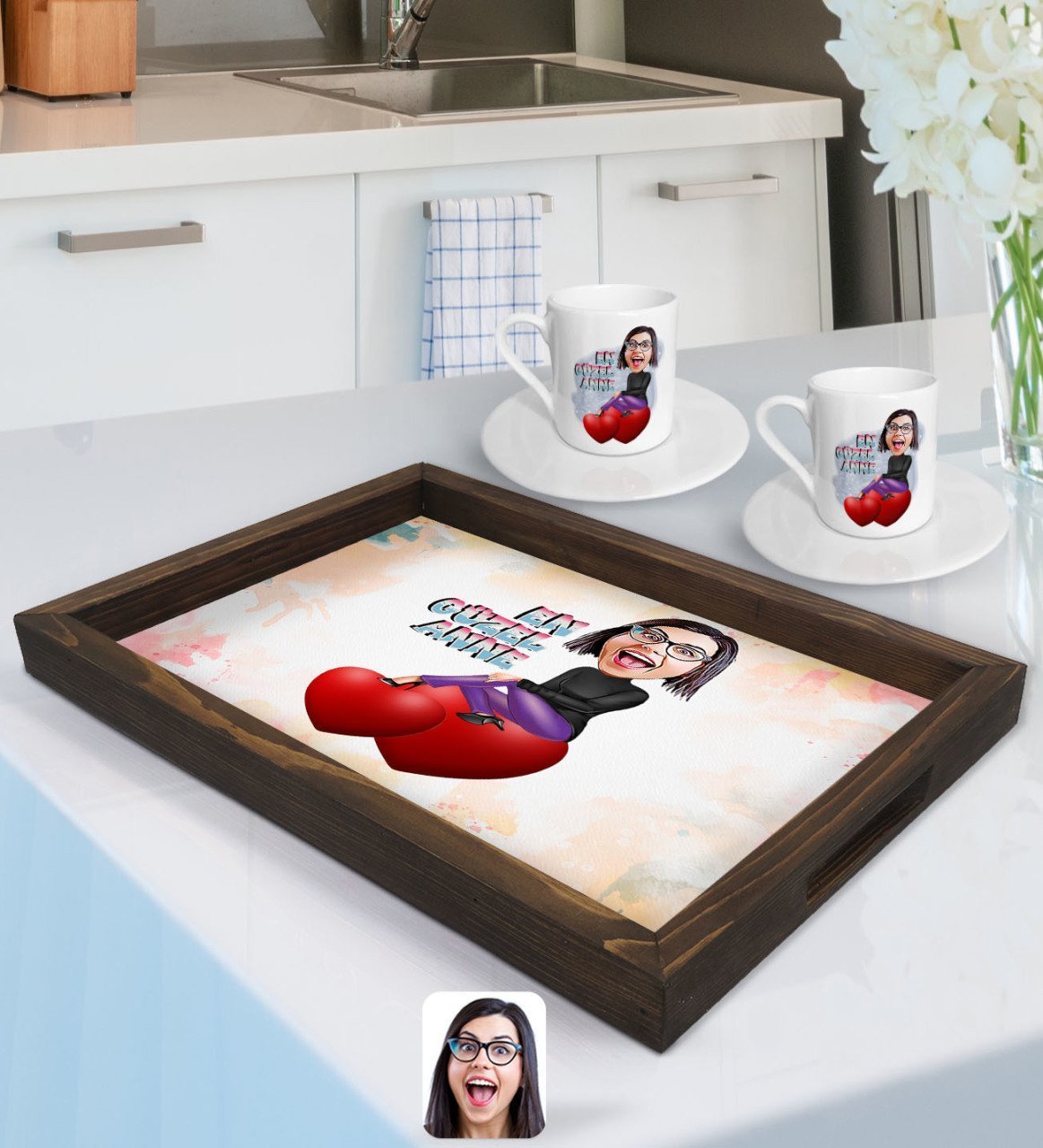 Kişiye Özel Dünyanın En Güzel Annesi Karikatürlü Doğal Ahşap Tepsi ve 2’li Kahve Fincan Seti-1