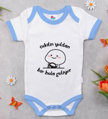BK Kids Bir Bela Geliyor Tasarımlı Mavi Bebek Body Zıbın-1