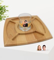 Kişiye Özel Sevgililer Karikatürlü Viski Bardağı ve Doğal Masif Ahşap 4 Bölmeli Sunum Tabağı Çerezlik Hediye Seti-88
