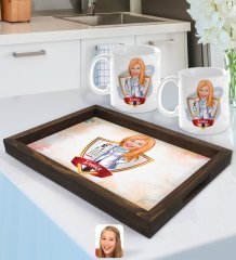 Kişiye Özel İsimli Kadın Göz Doktoru Karikatürlü Doğal Ahşap Tepsi ve 2’li Kupa Bardak Seti-1